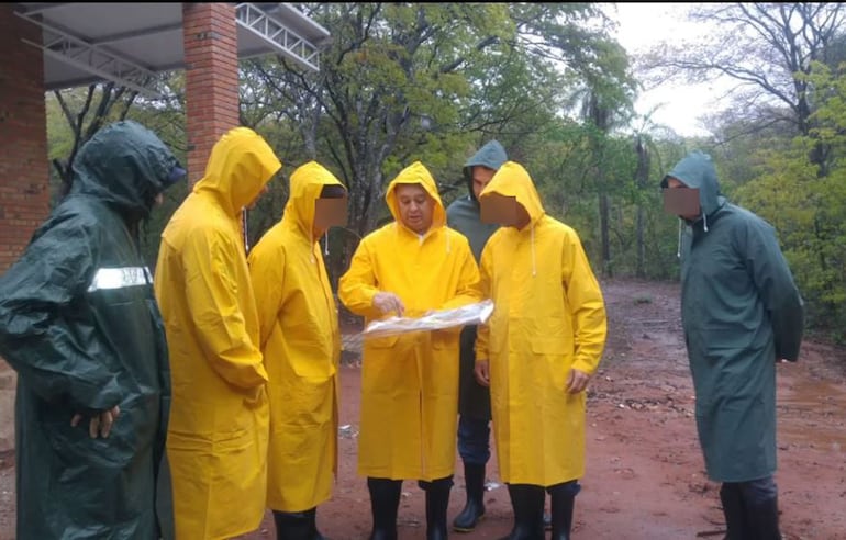 El legislador cartista (con papeles en manos) dando aparentes instrucciones en el local de la ONG.