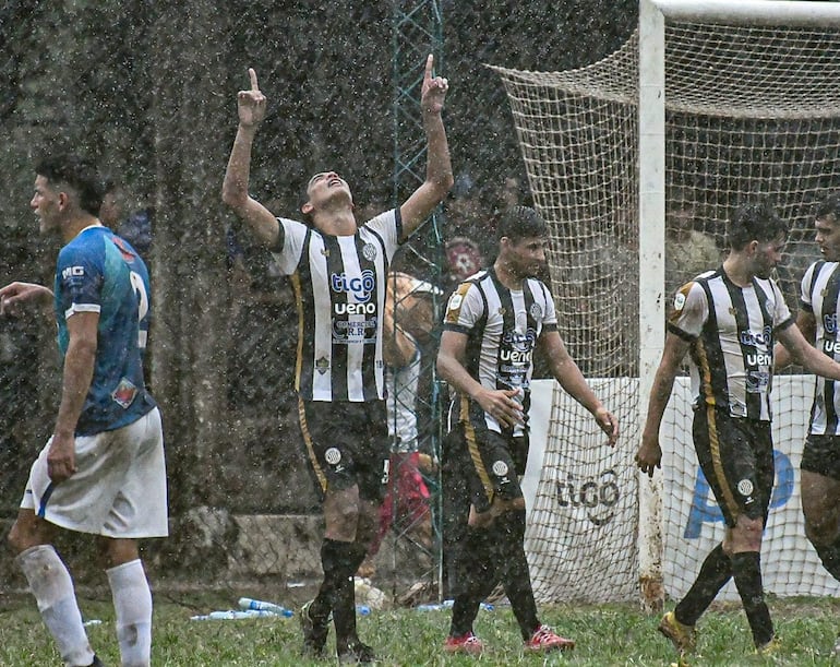 Apuntando al cielo, el goleador del torneo Nelson Quintana celebra el tercer tanto del 12 Octubre, en la goleada sobre Capitán Figari. (Foto: APF)