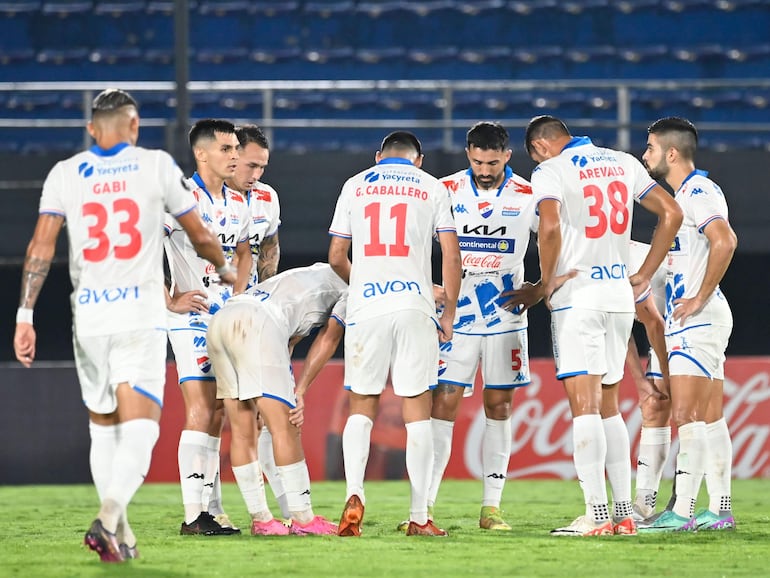 Los jugadores de Nacional se juntan en el centro del campo al termino de la primera etapa del partido frente al Aucas por la Fase 1 de la Copa Libertadores 2024 en el estadio Defensores del Chaco, en Asunción, Paraguay.