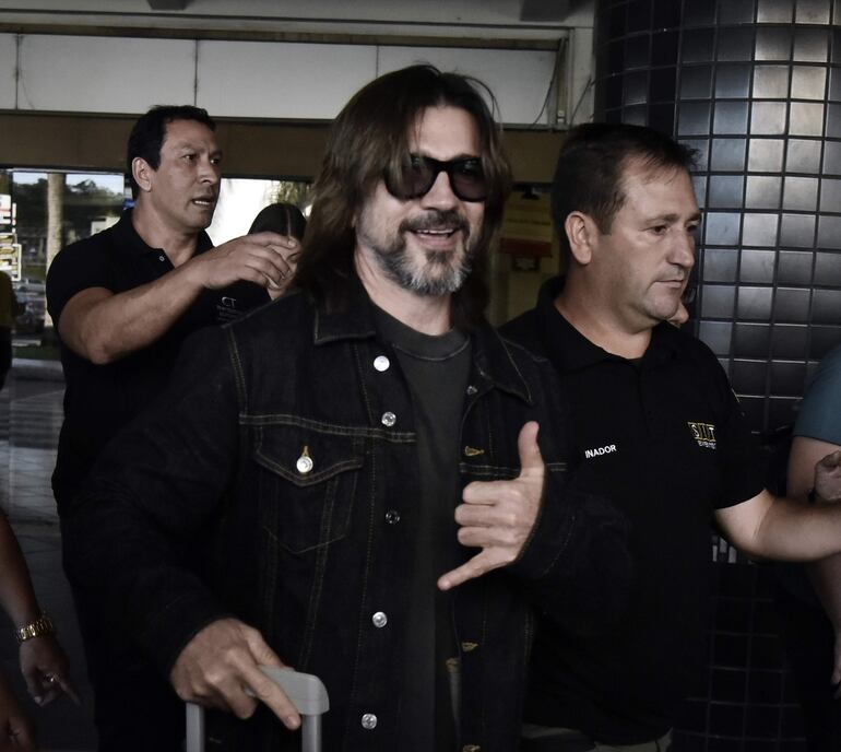 Juanes saluda tras su llegada al aeropuerto Silvio Pettirossi. Mañana se presentará en el SND Arena desde las 21:00.