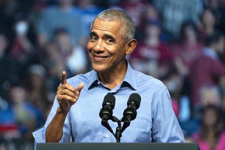 Fotografía de archivo del 5 de noviembre de 2022 del expresidente de los Estados Unidos Barack Obama (2009-2017) hablando en Philadelphia (Estados Unidos).