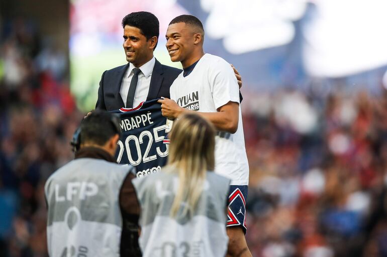 El presidente del Paris Saint Germain, Nasser Al-Khelaifi (i), y el jugador del Paris Saint Germain, Kylian Mbappé, anuncian la firma del nuevo contrato de Mbappé con el PSG hasta el 30 de junio de 2025, antes del partido de fútbol de la Ligue 1 francesa Paris Saint Germain vs FC Metz en el estadio Parc des Princes En París, Francia, 21 de mayo de 2022.