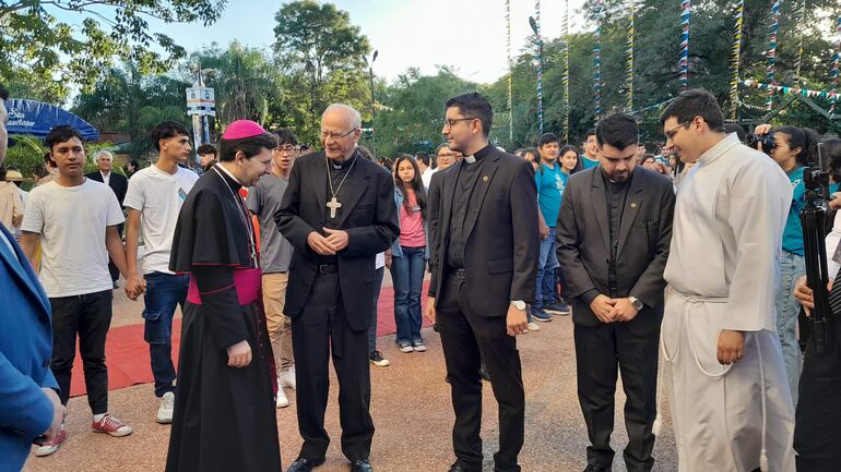 El obispo de San Lorenzo, monseñor Joaquín Robledo, dio la bienvenida al nuncio apostólico Vicenzo Turturro. El párroco local, presbítero Marcos Fretes acompañó la presentación.