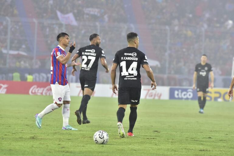 Momentos del superclásico entre Cerro Porteño y Olimpia por la fecha 17 del torneo Apertura 2024 del fútbol paraguayo en el estadio La Nueva Olla, en Asunción.