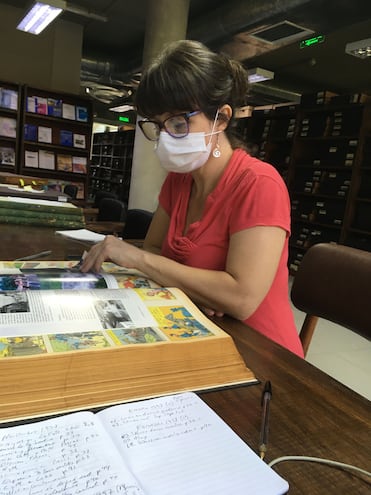 Silvana Rial Banti durante su trabajo en las hemerotecas para recopilar la información para el libro “Trasladanza”, que fue presentado en Espacio E.