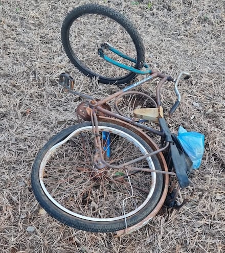 Así quedó la bicicleta del Antonio Luis Nunes, el ciclista atropellado y muerto sobre la ruta PY03 en el distrito de Katuete, Canindeyú. El autor del atropellamiento huyó.