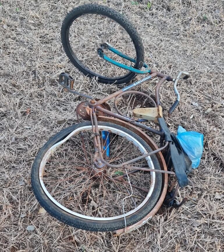 Así quedó la bicicleta del Antonio Luis Nunes, el ciclista atropellado y muerto sobre la ruta PY03 en el distrito de Katuete, Canindeyú. El autor del atropellamiento huyó.