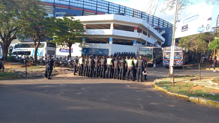 Dispositivo de seguridad desplegado en torno al estadio del Club Cerro Porteño, que juega hoy contra el Club Olimpia.