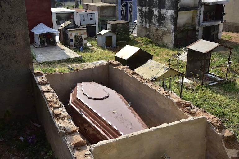 Imágenes del Cementerio de Este. Reportaron aparentes "explosiones" de cadáveres por malos procedimientos funerarios. 