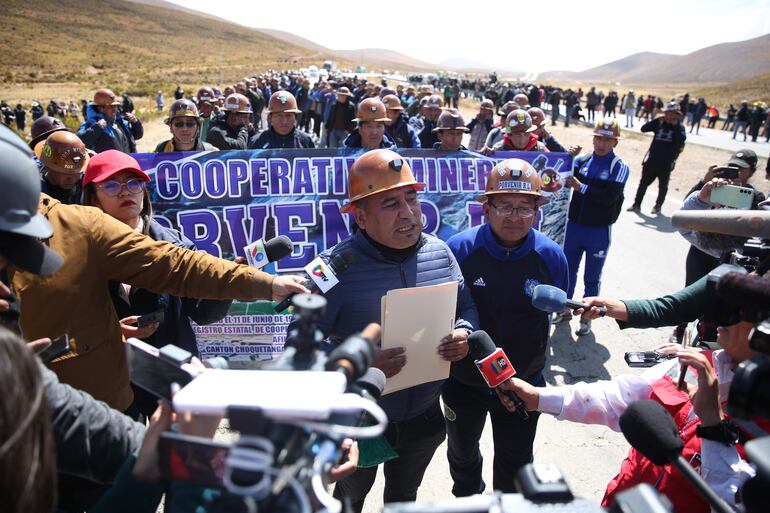 El viceministro de Cooperativas Mineras de Bolivia, Mauricio Guzmán, hace una declaración, en la carretera La Paz-Oruro, municipio de Vila Vila (Bolivia). Seguidores del presidente de Bolivia Luis Arce se enfrentaron con simpatizantes del expresidente de Bolivia Evo Morales en la vía. 