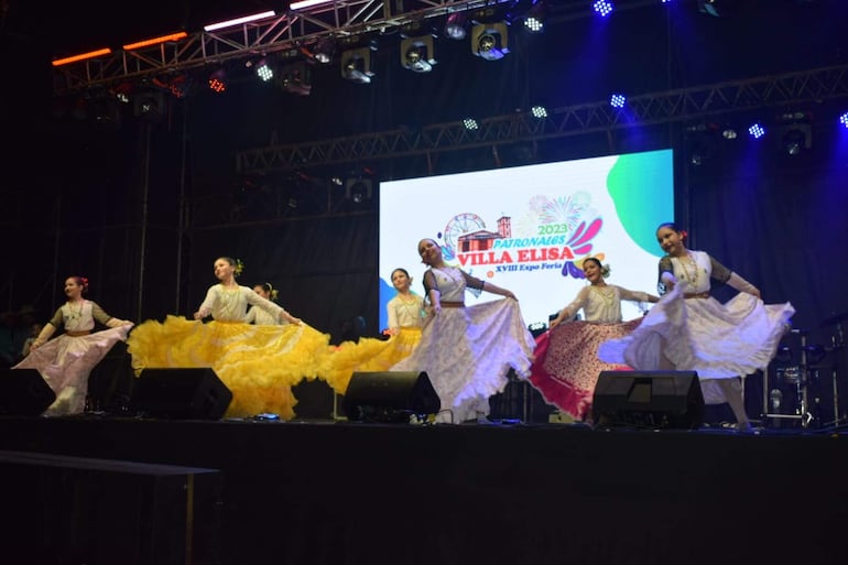 Anoche arranco la expo y el festival en el marco de los festejos patronales de la ciudad de Villa Elisa.