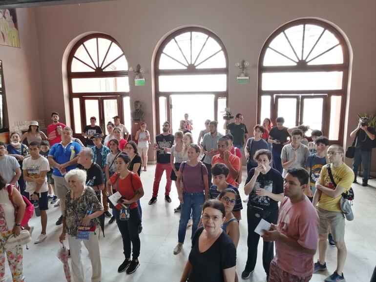 Público en el foyer del Teatro Municipal "Ignacio A. Pane".