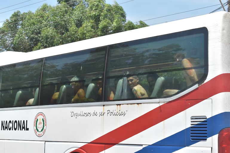 Sin ropa, los reos de Tacumbú llegan a Villarrica en buses.