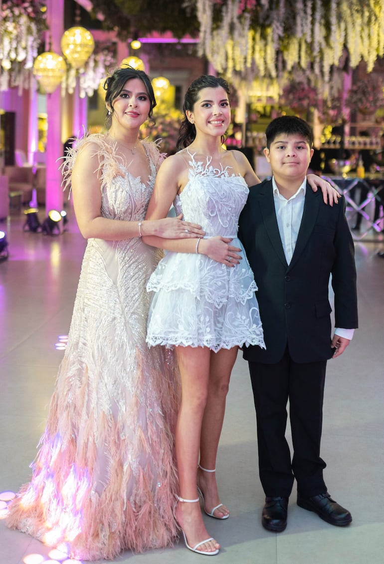 Celia Peralta, Nicole y Nathan Peralta.