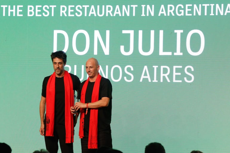 Los chefs Guido Tassi (i) y Pablo Rivero, del restaurante argentino Don Julio posan durante una ceremonia este martes, en el Museo Histórico Nacional de Brasil en Río de Janeiro (Brasil).