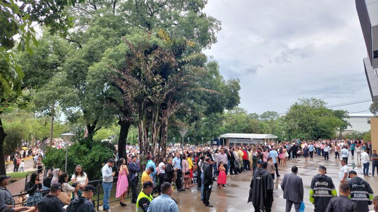 Pese a haber llegado en las primeras horas de la madrugada, los familiares no pudieron ingresar a presenciar el acto de graduación de los 5.000 nuevos suboficiales egresados.