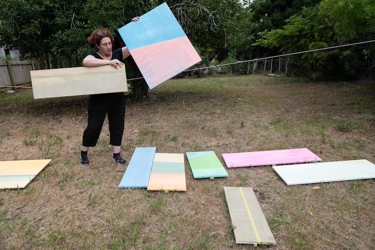 La artista marroquí Myriam Zini prepara su instalación para CAMPO Artfest, el encuentro realizado en Garzón en diciembre pasado.