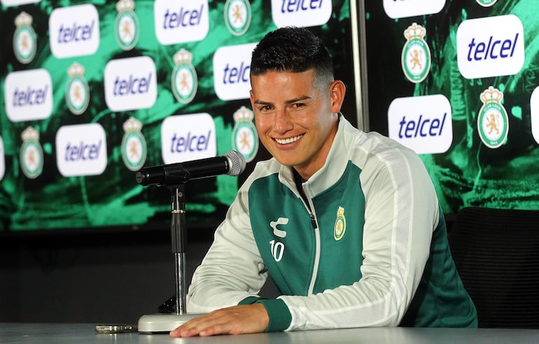 El futbolista colombiano James Rodríguez habla durante una rueda de prensa en las instalaciones de Esmeralda Casa Club León ayer, en León, estado de Guanajuato (México). Rodríguez aseguró que el argentino Eduardo Berizzo, entrenador de su nuevo equipo, el León del fútbol mexicano, le ha pedido replicar el rol que asume en la selección de su país.