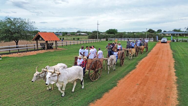 Los visitantes extranjeros pudieron apreciar el trabajo que se realiza en el Chaco paraguayo.
