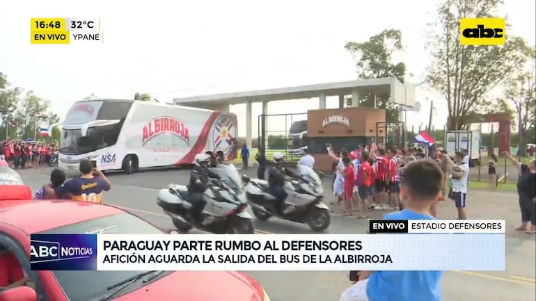 La selección de Paraguay sale rumbo al estadio Defensores del Chaco para enfrentar a Venezuela.