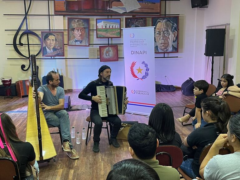 Sixto y Chango bajo la atenta mirada de los más pequeños, ya durante la charla en San Juan Bautista, Misiones.