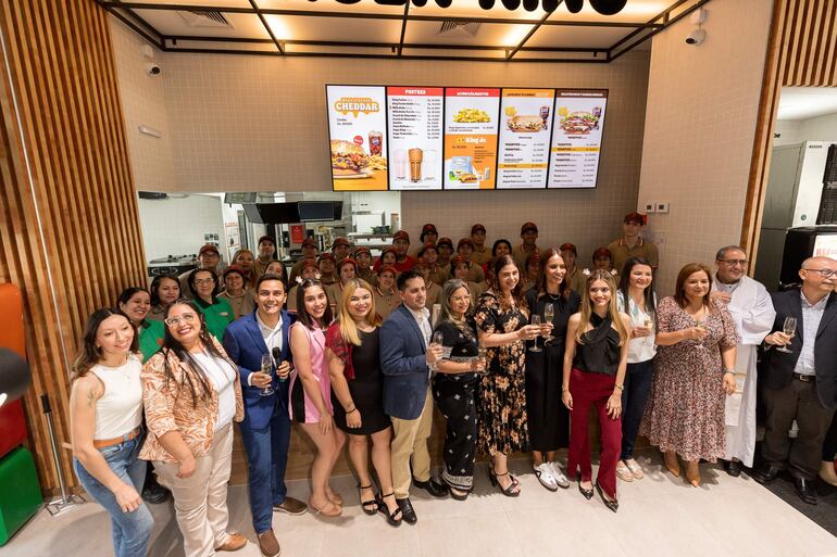 Directivos, colaboradores e invitados especiales participaron con alegría de la apertura de la nueva sucursal de Burger King, en Capiatá.