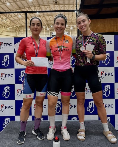 Las ganadoras de la categoría élite Macarena González, Araceli Galeano y Leticia Riquelme, en el velódromo.