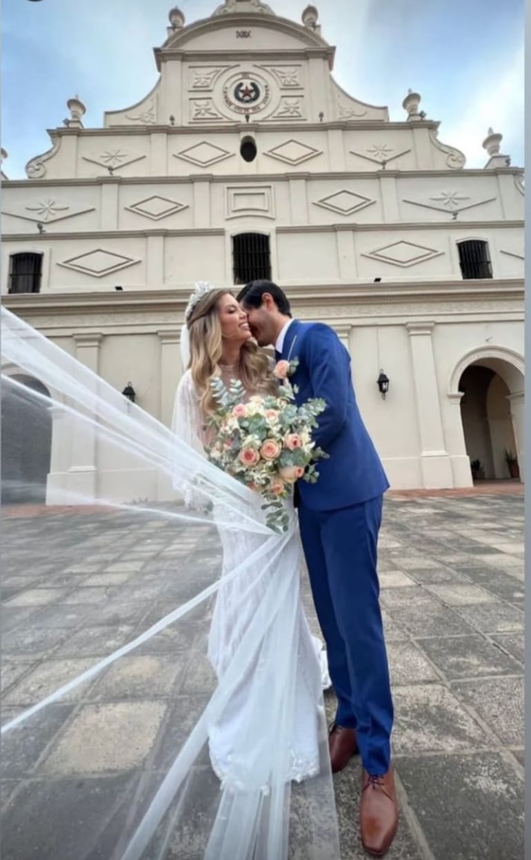 ¡Felices! Daisy Lezcano y Hernán Bogarín al salir de la ceremonia religiosa donde unieron sus vidas en matrimonio, en agosto de 2022. (Captura de la historia de Instagram de Daisy Lezcano)