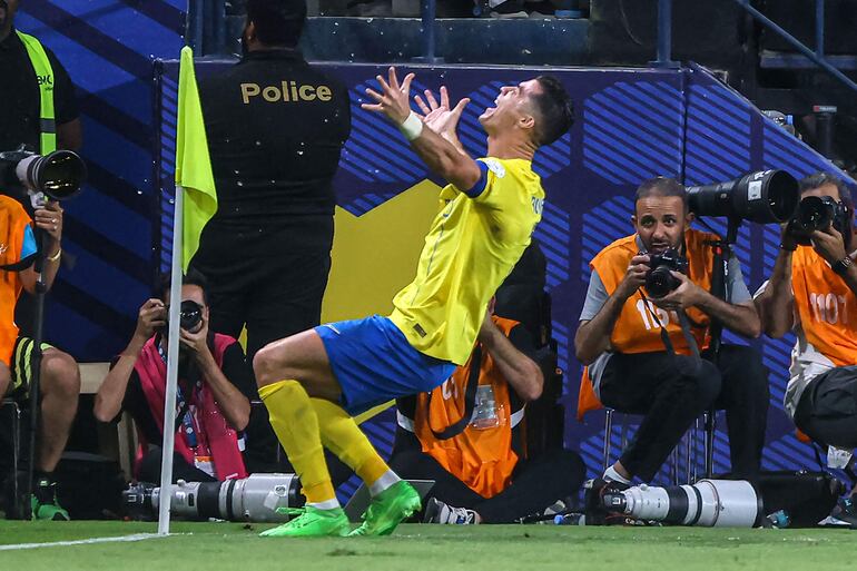 TOPSHOT - Nassr's Portuguese forward #07 Cristiano Ronaldo celebrates after scoring his second goal during the Saudi Pro League football match between Al-Ittihad and Al-Nassr at the King Saud University Stadium in Riyadh on May 27, 2024. (Photo by Fayez NURELDINE / AFP)