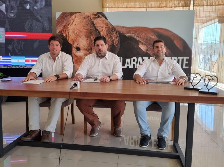 Mauricio Costa, presidente de la Comisión de Exposiciones de la Brangus;
José Chagra, presidente del gremio; 
y Juan Carlos Martínez, gerente técnico de la nucleación.