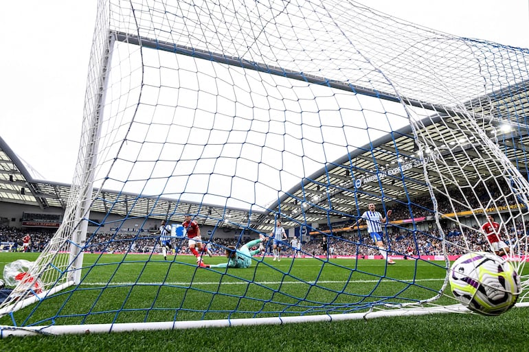 Nottingham Forest's Paraguayan defender #24 Ramon Sosa scores the team's second goal during the English Premier League football match between Brighton and Hove Albion and Nottingham Forest at the American Express Community Stadium in Brighton, southern England on September 22, 2024. (Photo by JUSTIN TALLIS / AFP) / RESTRICTED TO EDITORIAL USE. No use with unauthorized audio, video, data, fixture lists, club/league logos or 'live' services. Online in-match use limited to 120 images. An additional 40 images may be used in extra time. No video emulation. Social media in-match use limited to 120 images. An additional 40 images may be used in extra time. No use in betting publications, games or single club/league/player publications. / 