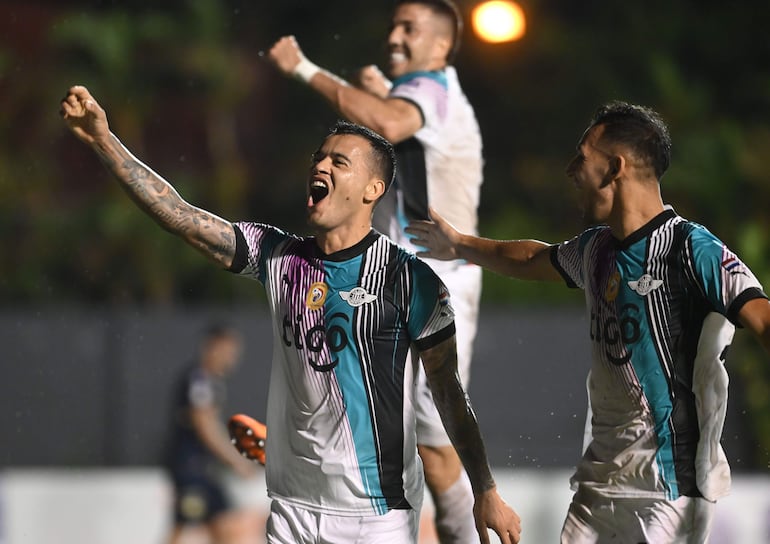 William Mendieta (i), jugador de Libertad, celebra un gol en el partido contra Sportivo Trinidense en el estadio Martín Torres, en Asunción. 
