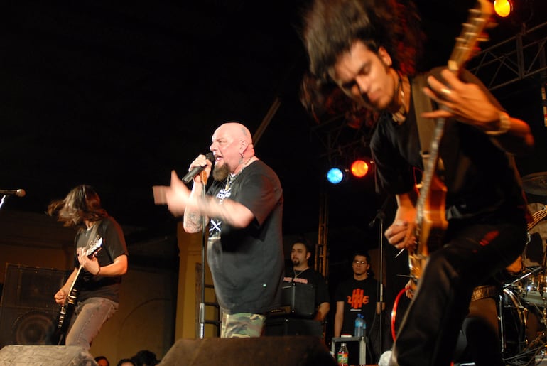 Paul Di'Anno actuando junto a la banda paraguaya Rushmore en el año 2008.