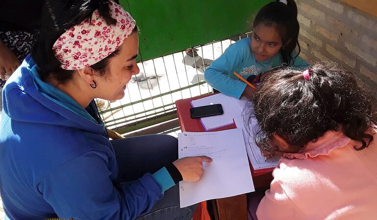 Jóvenes voluntarios apostando a la educación de las niñas y niños  buscan una manera diferente para estudiar y de hacer las tareas escolares.