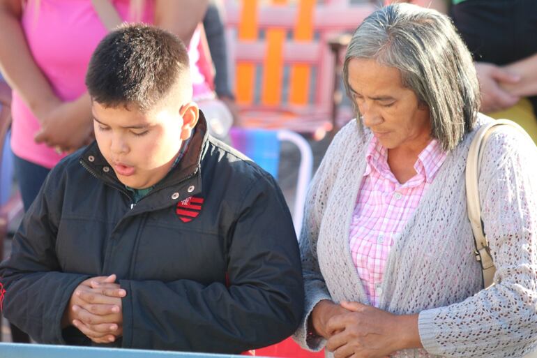 Familias participaron de la misa en la basílica de Caacupé.