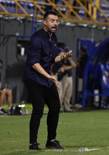 El entrenador de Luqueño, Julio César Cáceres, grita para alentar a sus jugadores durante el duelo ante Tacuary.