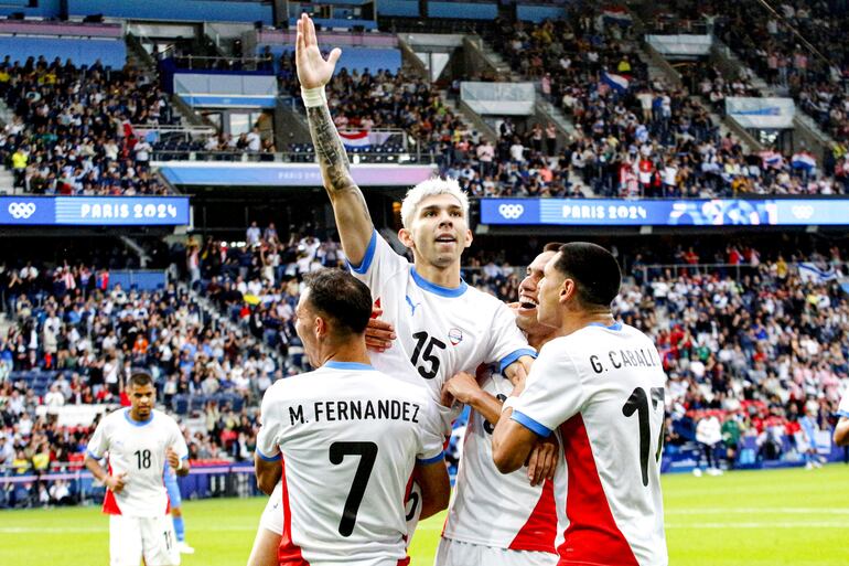 Los jugadores de la selección de Paraguay celebran un gol en el partido frente a Israel por la segunda fecha del Grupo D del Torneo de Fútbol masculino de los Juegos Olímpicos París 2024 en el estadio Parque de los Príncipes, en París, Francia.