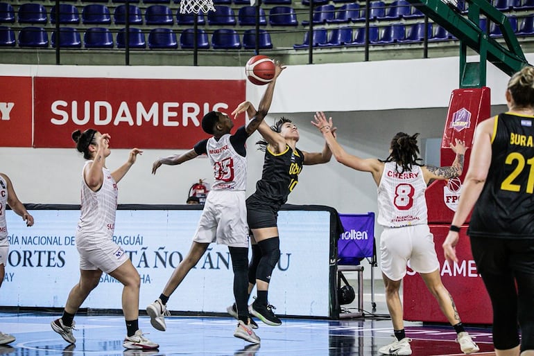 La norteamericana Sarah Mgbeike de Félix Pérez Cardozo pelea el balón con la argentina Valeria Fernández. Ganó Obras y se colgó la medalla de bronce.