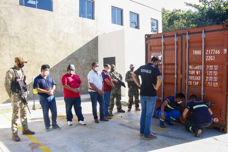 Momento de la apertura de un contenedor con la carga de pisos de parquet en el que encontraron el cargamento de cocaína. 