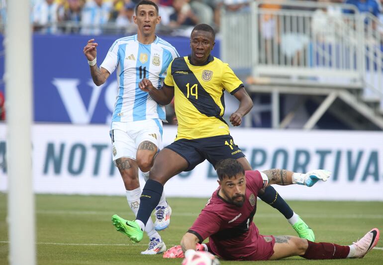 Chicago (United States), 09/06/2024.- Angel Di Maria (L) of Argentina and Alan Minda (C) of Ecuador watches as Angel Di Maria'Äôs shot goes past Ecuador's goalkeeper Hernan Galindez (R) for a goal during the first half of the friendly soccer match between the national teams of Argentina and Ecuador at Soldier Field, in Chicago, Illinois, USA, 09 June 2024. (Futbol, Amistoso) EFE/EPA/TRENT SPRAGUE
