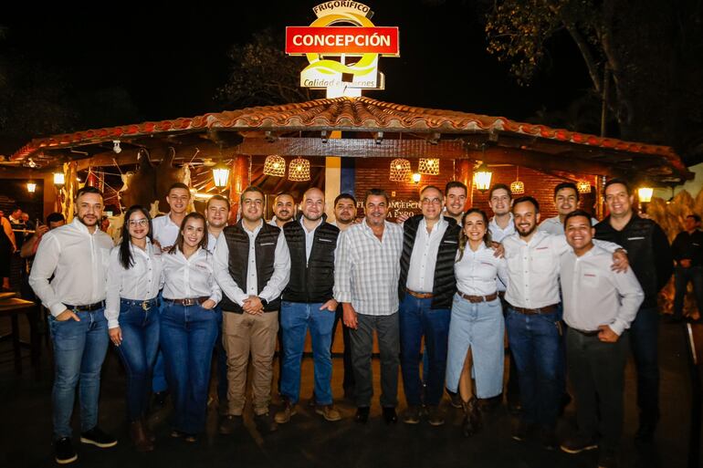 Equipo de Sudameris compartiendo una noche de camaradería, música y oportunidades de negocio junto a directivos y colaboradores de Frigorífico Concepción, en la Expo Norte concepcionera.