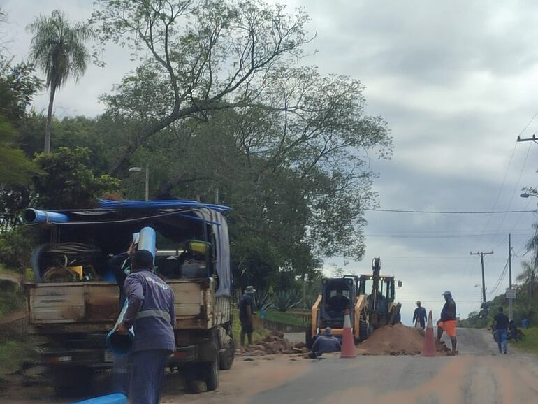 Trabajadores de la Essap continuan con la  colocación de nuevos conductos.