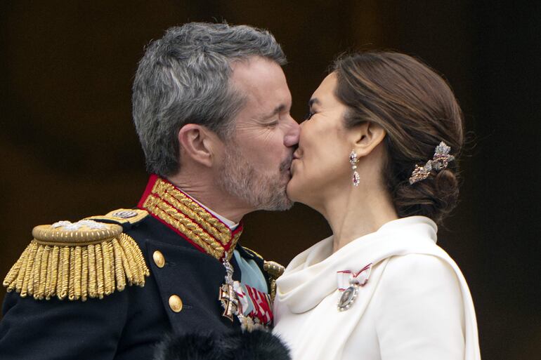 ¡Beso, beso! Los nuevos reyes, en una muestra de cariño, a pedido de la muchedumbre. Atrás quedaron los rumores de crisis y separación.
