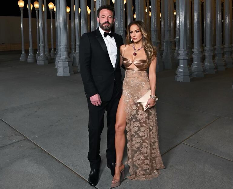 Ben Affleck y Jennifer López llegaron así de elegantes a la gala del Museo de Arte Contemporáneo de Los Ángeles.