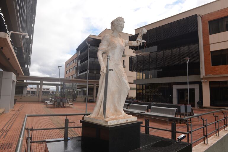 La estatua de la diosa Astrea en uno de los accesos al Palacio de Justicia de Ciudad del Este.