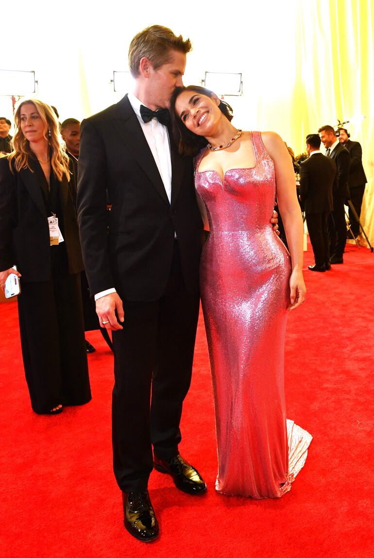 La actriz América Ferrera y Ryan Piers Williams, a los mimos, en la alfombra roja del Dolby Theatre. (Valerie Macon / AFP)