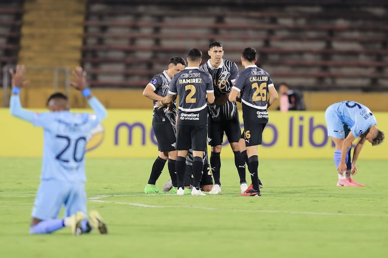 Los jugadores de Libertad celebran la clasificación a los octavos de final de la Copa Sudamericana 2024 en el estadio Olímpico Atahualpa, en Quito, Ecuador.