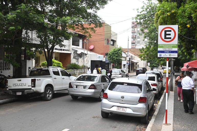 El estacionamiento tarifado comenzó a implementarse oficialmente hoy en Asunción.