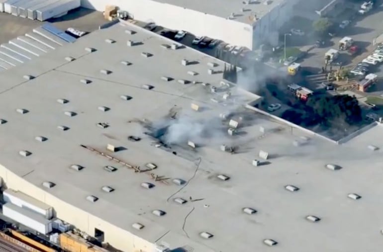 Una avioneta se estrella en Fullerton, California.