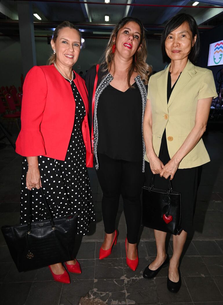 La diputada nacional Rocío Vallejos, Vanessa Valverde y Huiche Pan.